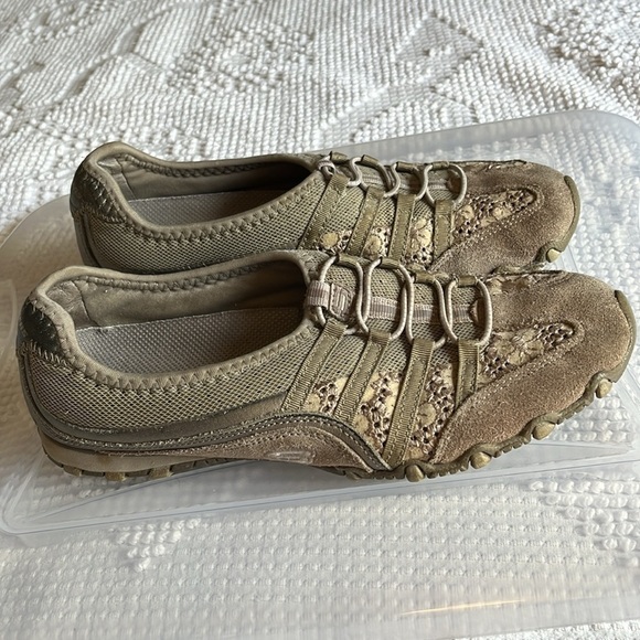 Skechers tan sneakers with lace and ribbon tops w loops for decoration. Size 7. - Picture 6 of 9